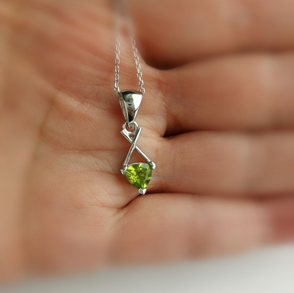 Sterling silver trillion cut Peridot pendant necklace 🆕 - Picture 4 of 6